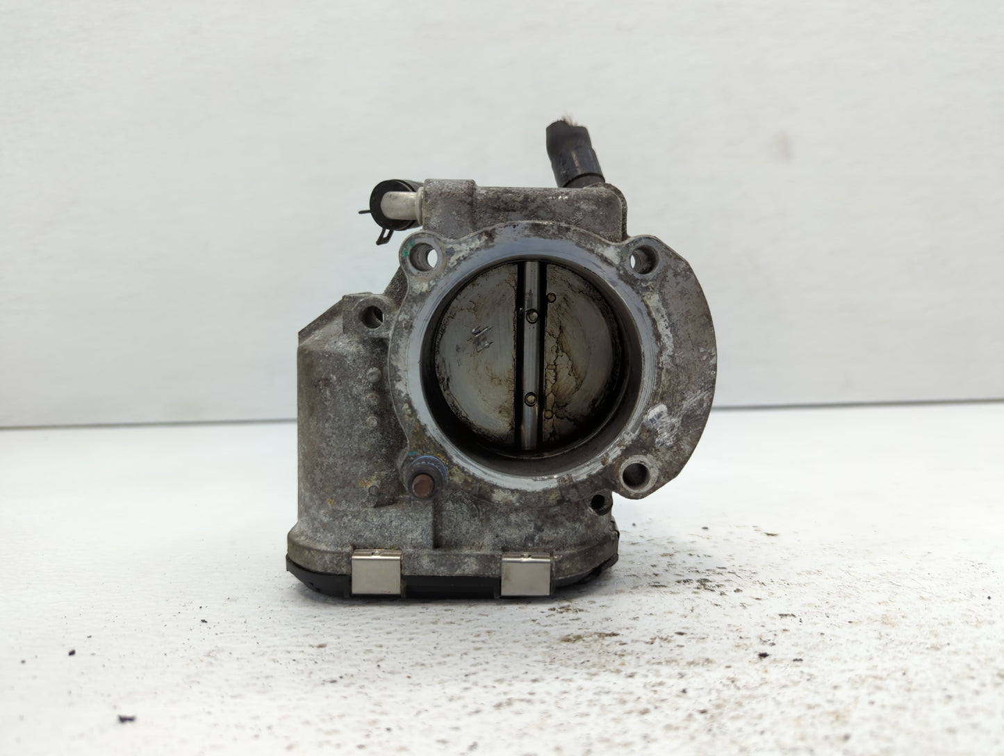 2012-2015 Kia Sorento Throttle Body P/N:35100-2G700 Fits Fits 2011 2012 2013 2014 2015 2016 OEM Used Auto Parts - Oemusedaut
