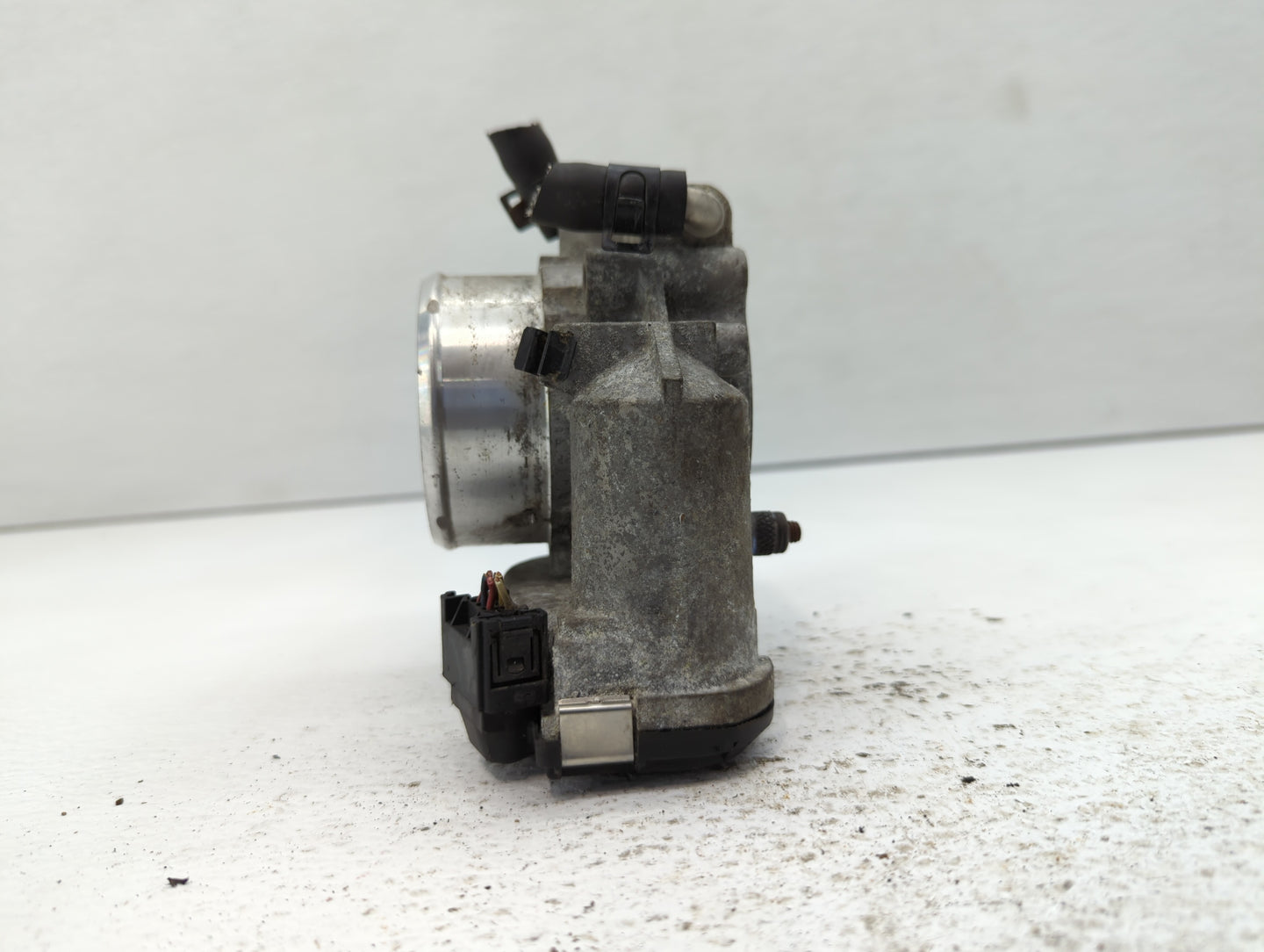 2012-2015 Kia Sorento Throttle Body P/N:35100-2G700 Fits Fits 2011 2012 2013 2014 2015 2016 OEM Used Auto Parts - Oemusedaut