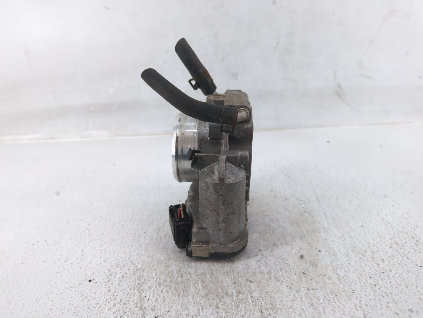 2011-2013 Kia Sorento Throttle Body P/N:35100-25400 Fits Fits 2006 2007 2008 2009 2010 2011 2012 2013 OEM Used Auto Parts - 