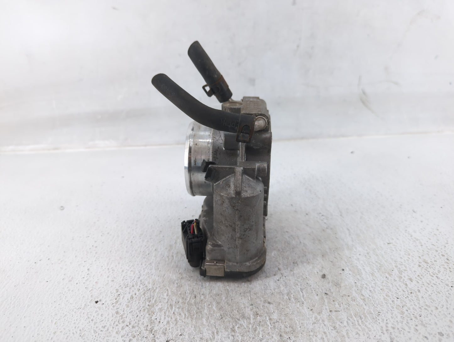 2011-2013 Kia Sorento Throttle Body P/N:35100-25400 Fits Fits 2006 2007 2008 2009 2010 2011 2012 2013 OEM Used Auto Parts - 