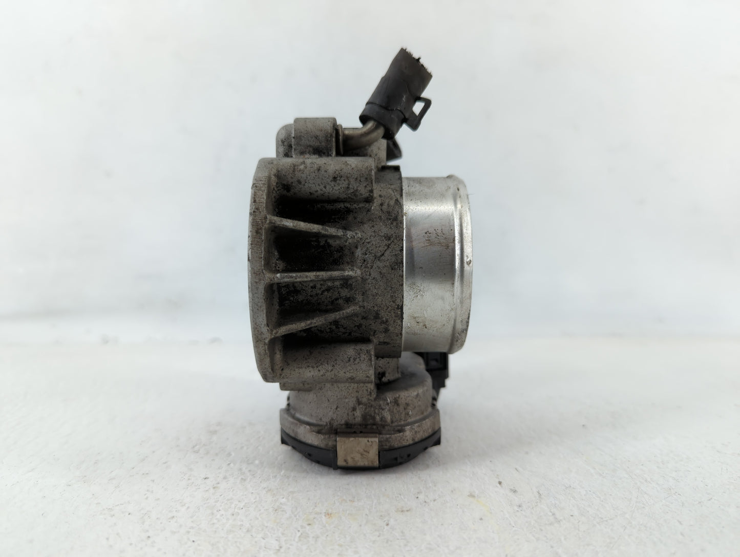 2011-2013 Kia Sorento Throttle Body P/N:35100-25400 Fits Fits 2006 2007 2008 2009 2010 2011 2012 2013 OEM Used Auto Parts - 