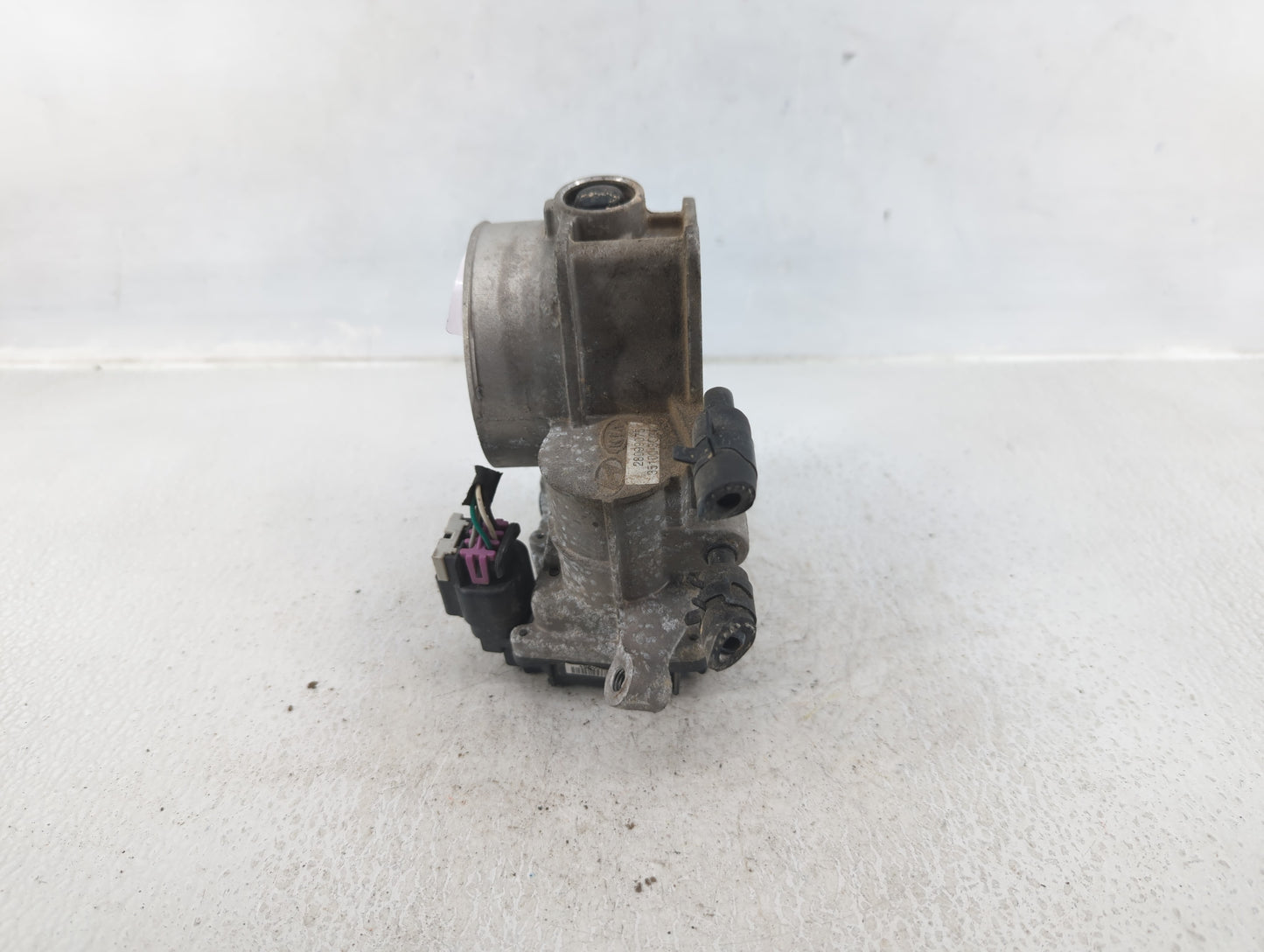 2011-2013 Kia Sorento Throttle Body P/N:35100-3C700 Fits Fits 2010 2011 2012 2013 2014 OEM Used Auto Parts - Oemusedautopart