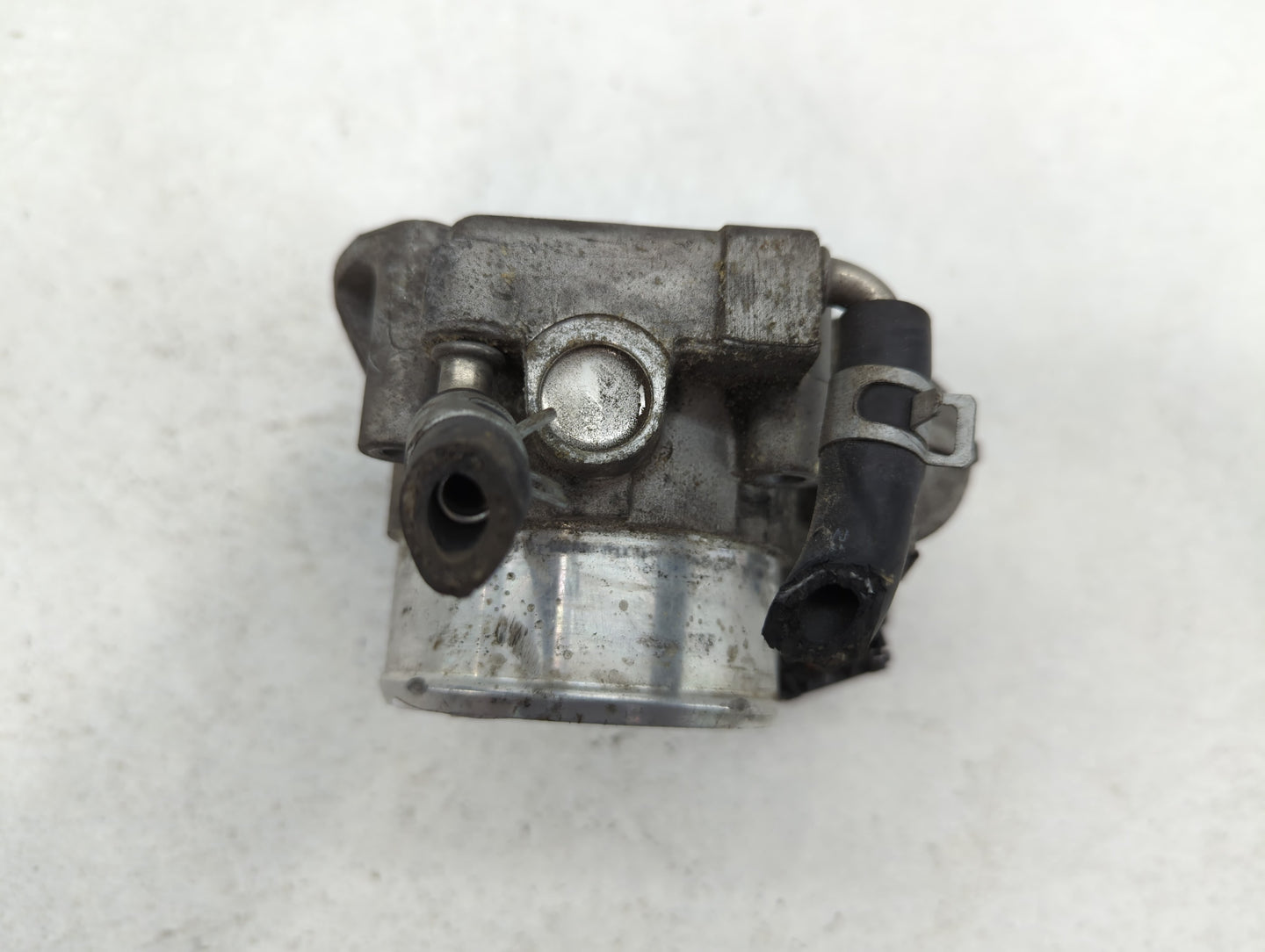 2012-2015 Kia Sorento Throttle Body P/N:35100-2G700 Fits Fits 2011 2012 2013 2014 2015 2016 OEM Used Auto Parts - Oemusedaut