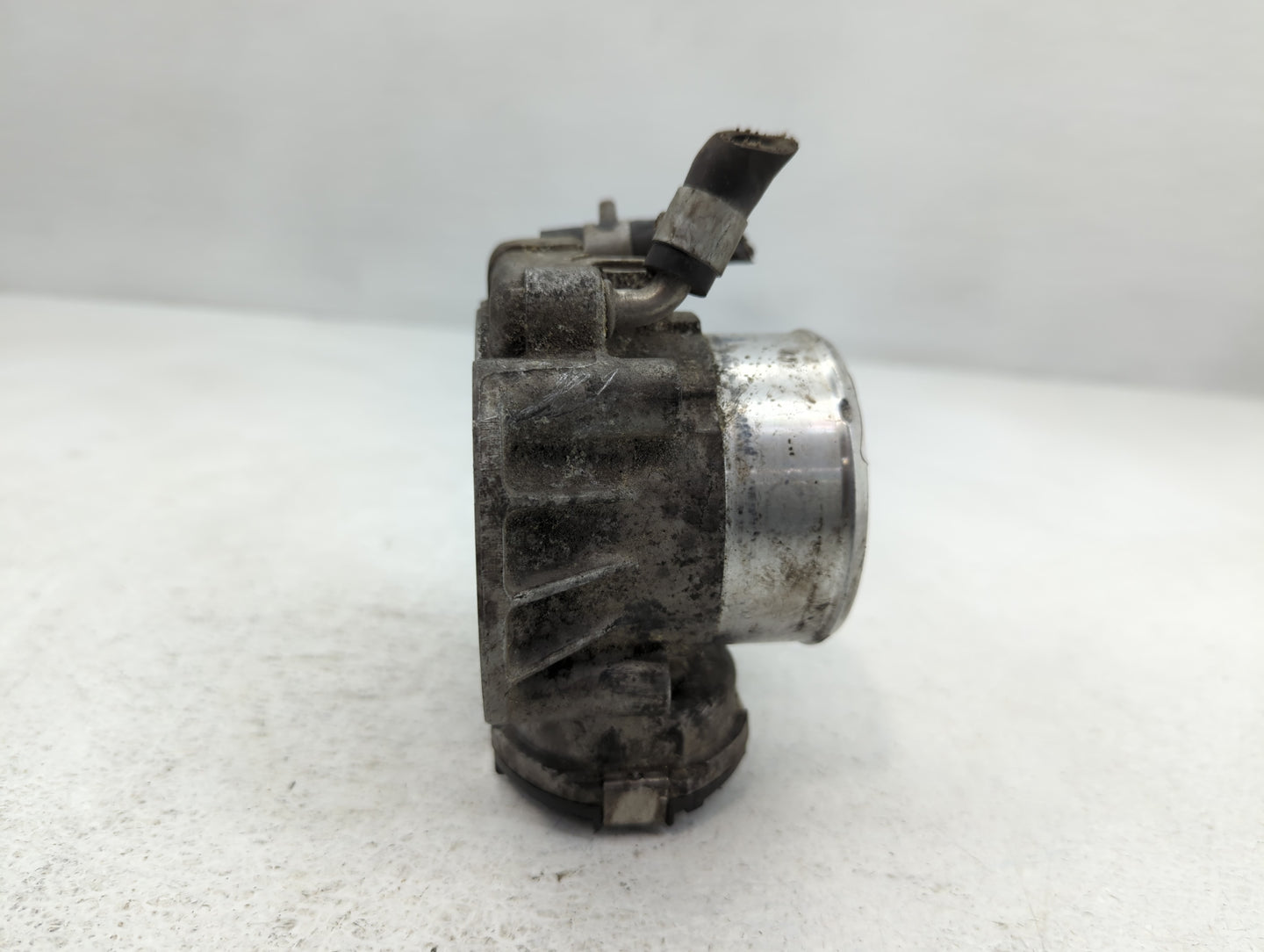 2012-2015 Kia Sorento Throttle Body P/N:35100-2G700 Fits Fits 2011 2012 2013 2014 2015 2016 OEM Used Auto Parts - Oemusedaut