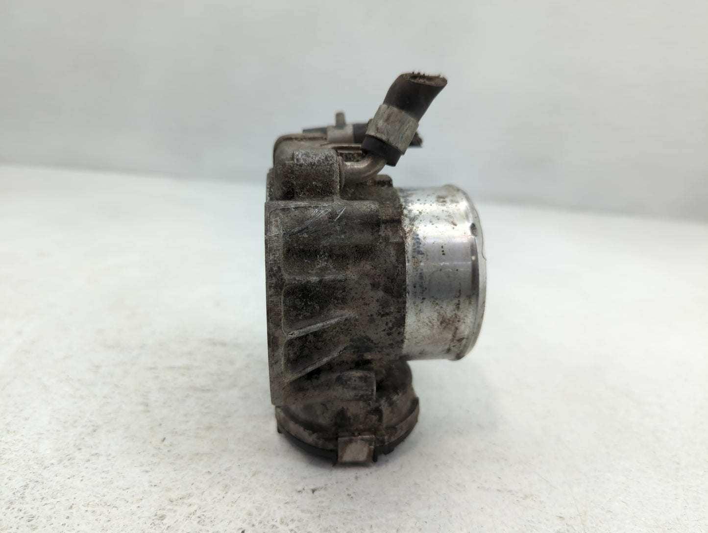 2012-2015 Kia Sorento Throttle Body P/N:35100-2G700 Fits Fits 2011 2012 2013 2014 2015 2016 OEM Used Auto Parts - Oemusedaut