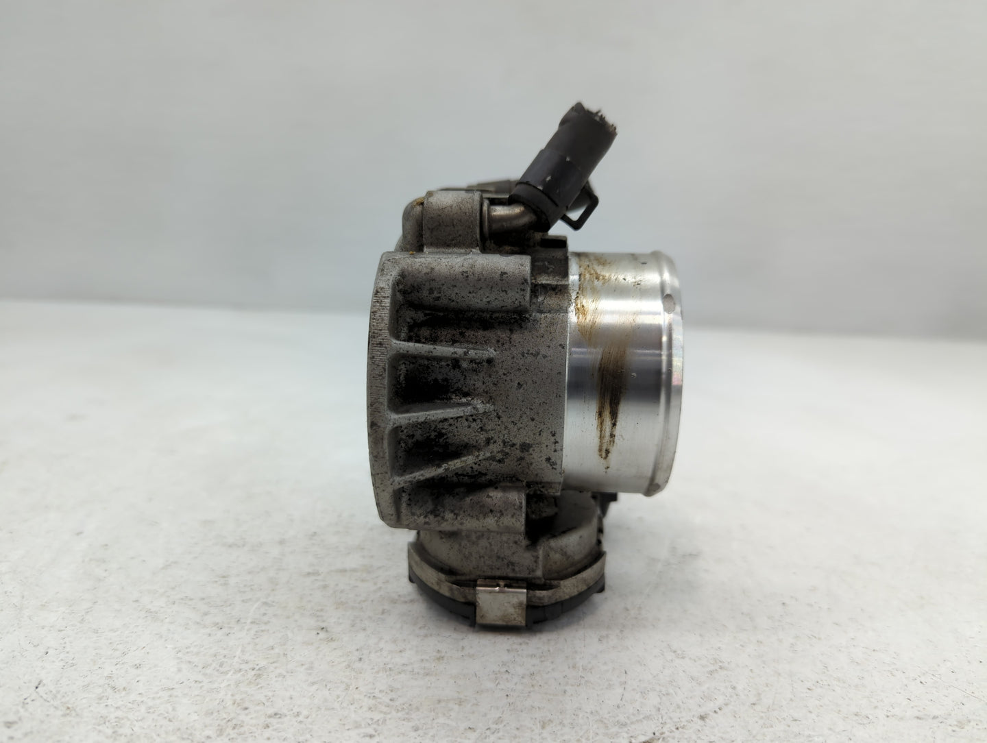 2012-2015 Kia Sorento Throttle Body P/N:35100-2G700 Fits Fits 2011 2012 2013 2014 2015 2016 OEM Used Auto Parts - Oemusedaut