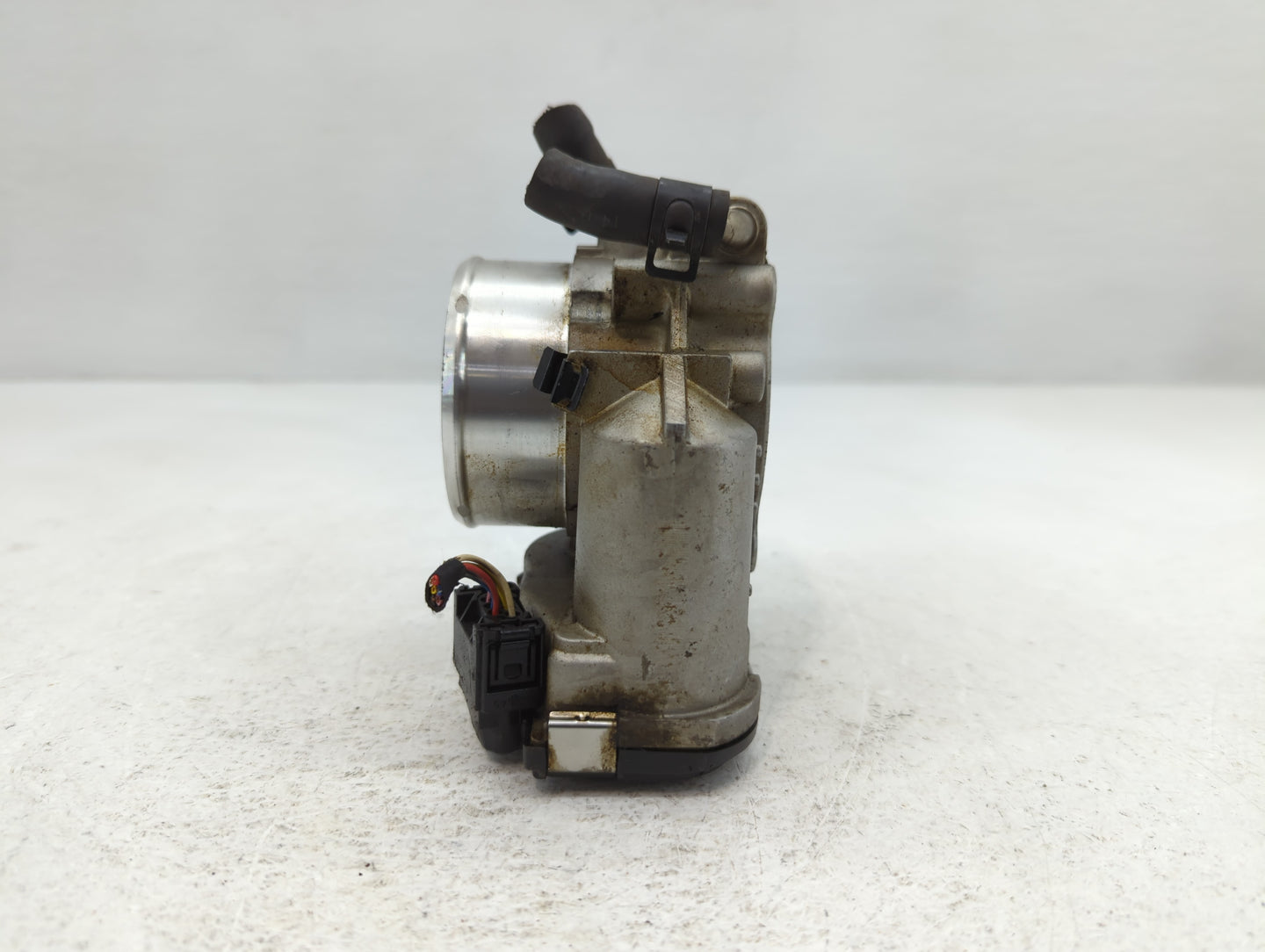 2012-2015 Kia Sorento Throttle Body P/N:35100-2G700 Fits Fits 2011 2012 2013 2014 2015 2016 OEM Used Auto Parts - Oemusedaut