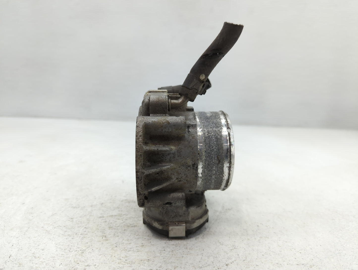 2012-2015 Kia Sorento Throttle Body P/N:35100-2G700 Fits Fits 2011 2012 2013 2014 2015 2016 OEM Used Auto Parts - Oemusedaut