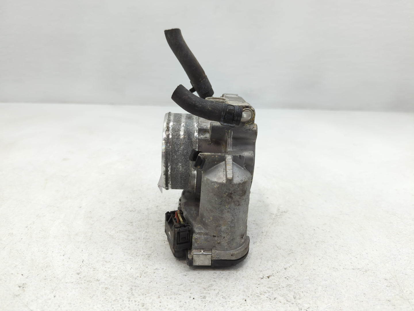 2012-2015 Kia Sorento Throttle Body P/N:35100-2G700 Fits Fits 2011 2012 2013 2014 2015 2016 OEM Used Auto Parts - Oemusedaut
