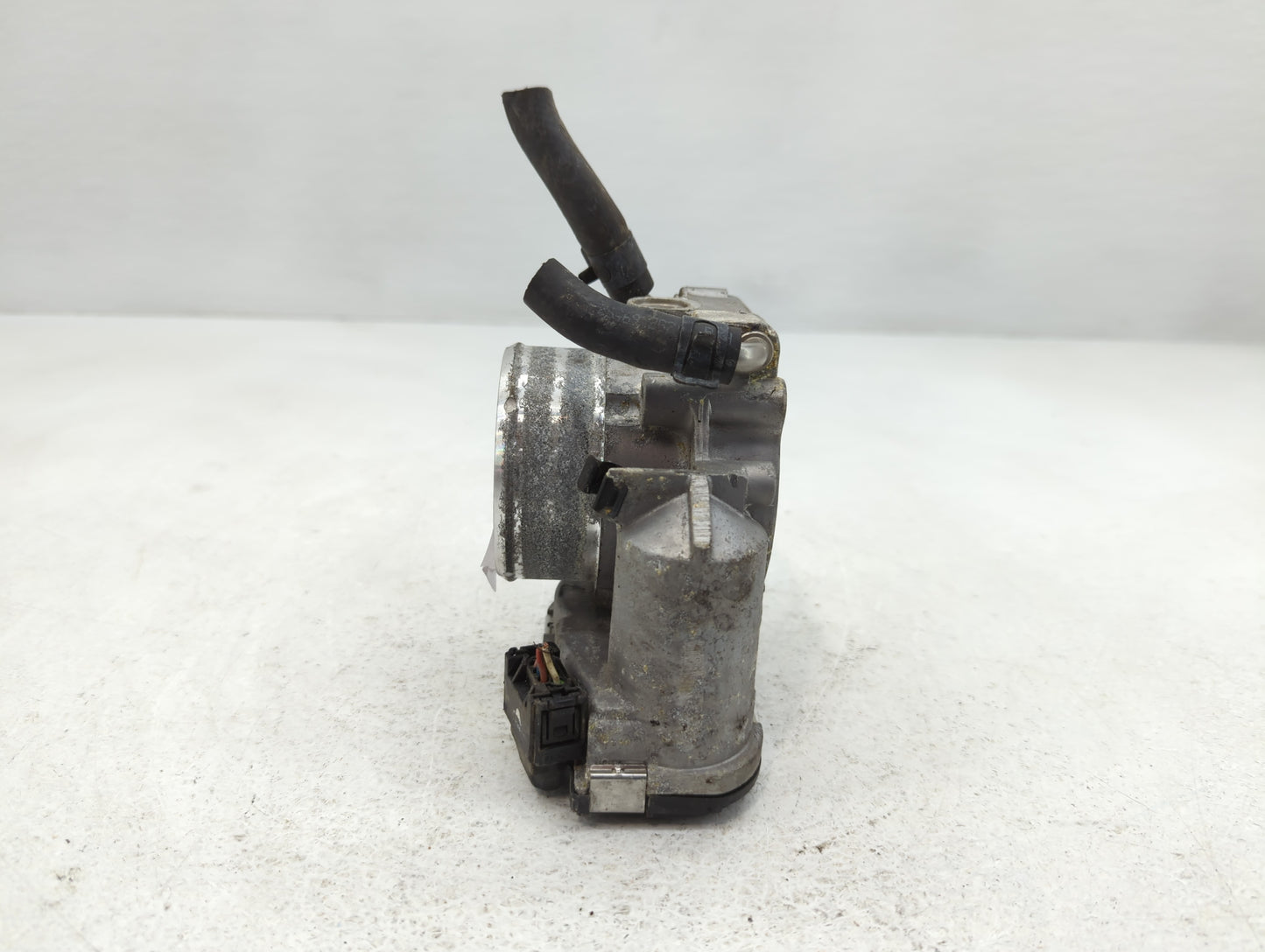 2012-2015 Kia Sorento Throttle Body P/N:35100-2G700 Fits Fits 2011 2012 2013 2014 2015 2016 OEM Used Auto Parts - Oemusedaut