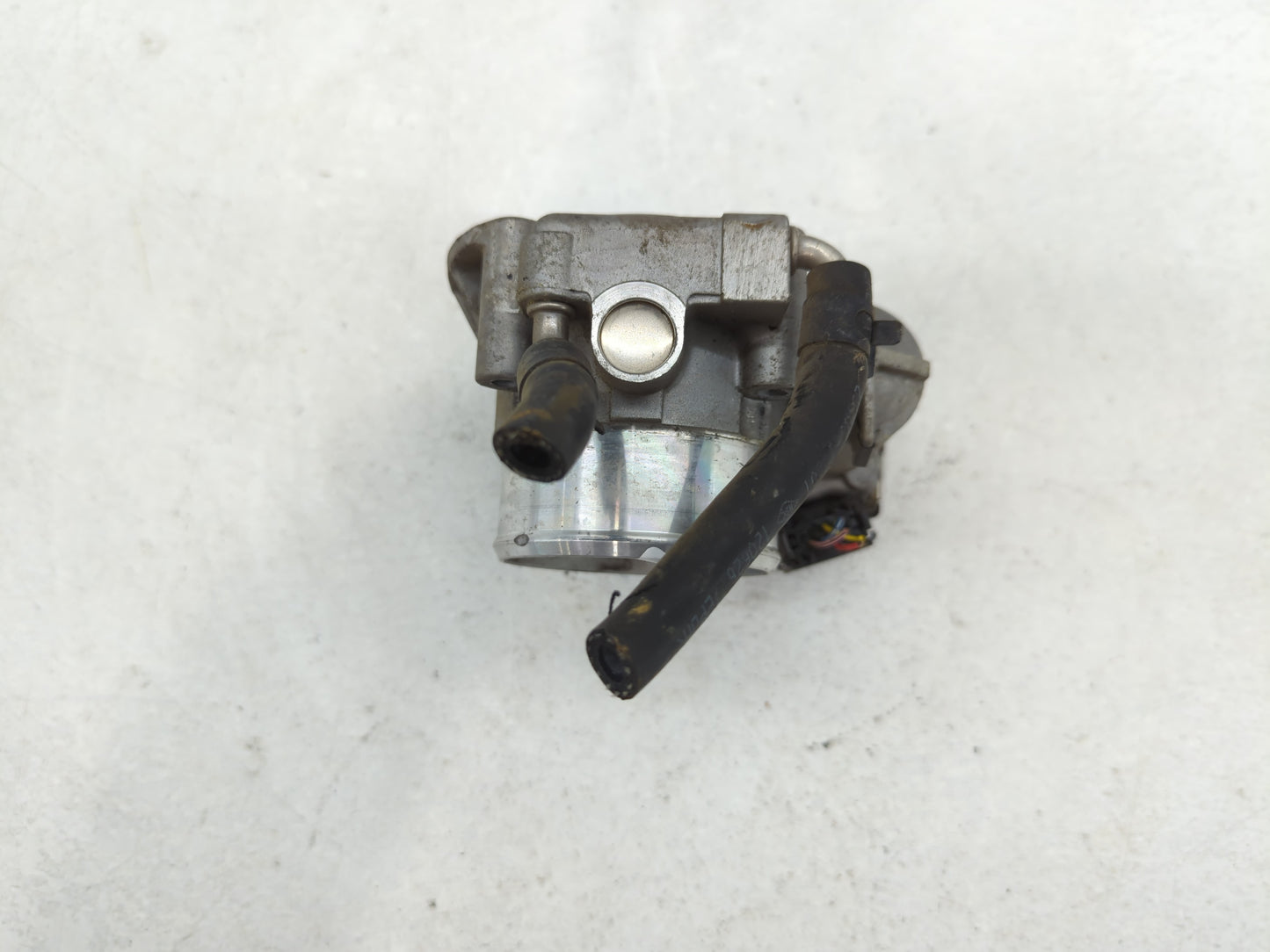 2012-2015 Kia Sorento Throttle Body P/N:35100-2G700 Fits Fits 2011 2012 2013 2014 2015 2016 OEM Used Auto Parts - Oemusedaut