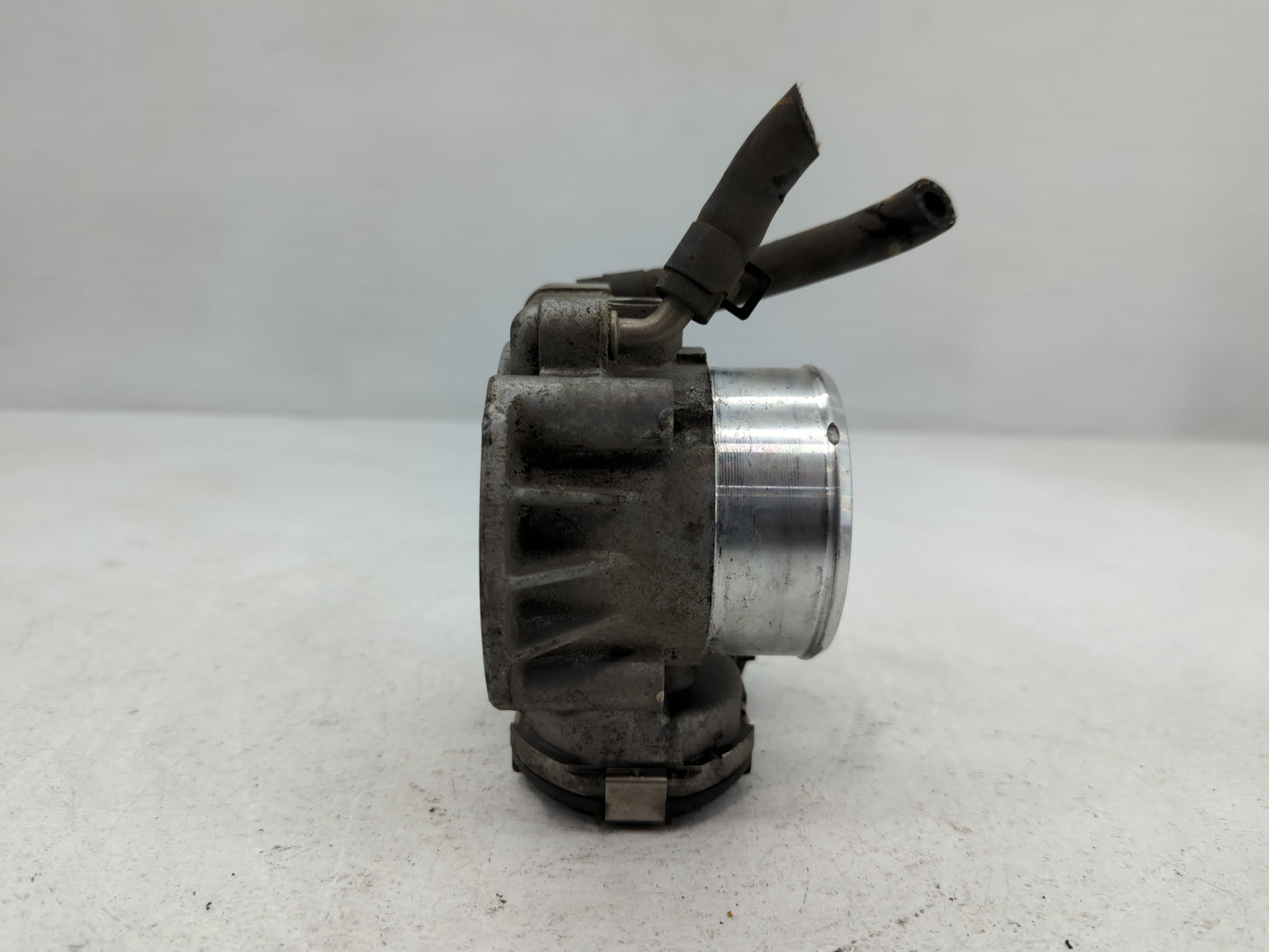 2012-2015 Kia Sorento Throttle Body P/N:35100-2G700 Fits Fits 2011 2012 2013 2014 2015 2016 OEM Used Auto Parts - Oemusedaut