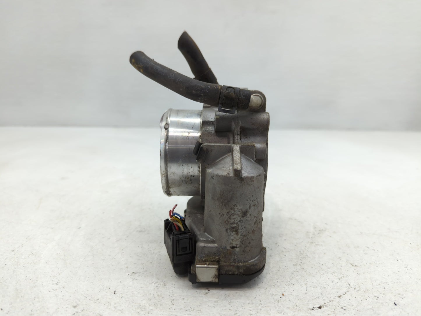 2012-2015 Kia Sorento Throttle Body P/N:35100-2G700 Fits Fits 2011 2012 2013 2014 2015 2016 OEM Used Auto Parts - Oemusedaut