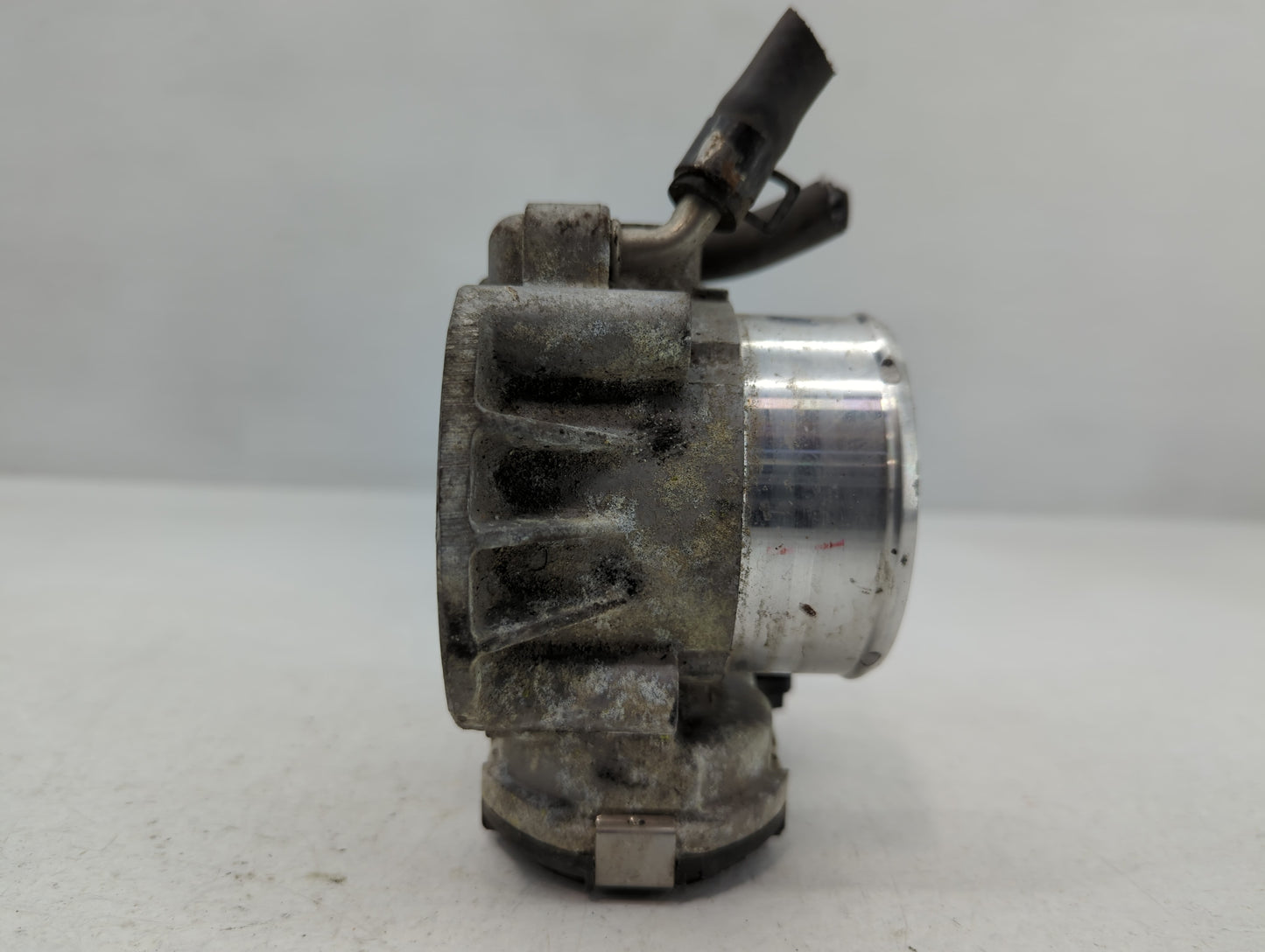 2012-2015 Kia Sorento Throttle Body P/N:35100-2G700 Fits Fits 2011 2012 2013 2014 2015 2016 OEM Used Auto Parts - Oemusedaut