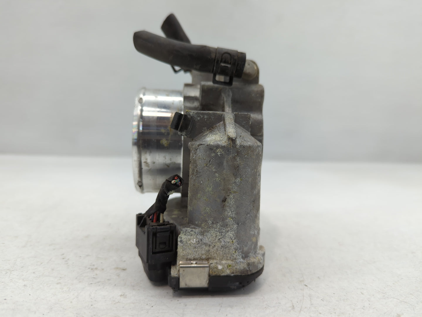 2012-2015 Kia Sorento Throttle Body P/N:35100-2G700 Fits Fits 2011 2012 2013 2014 2015 2016 OEM Used Auto Parts - Oemusedaut