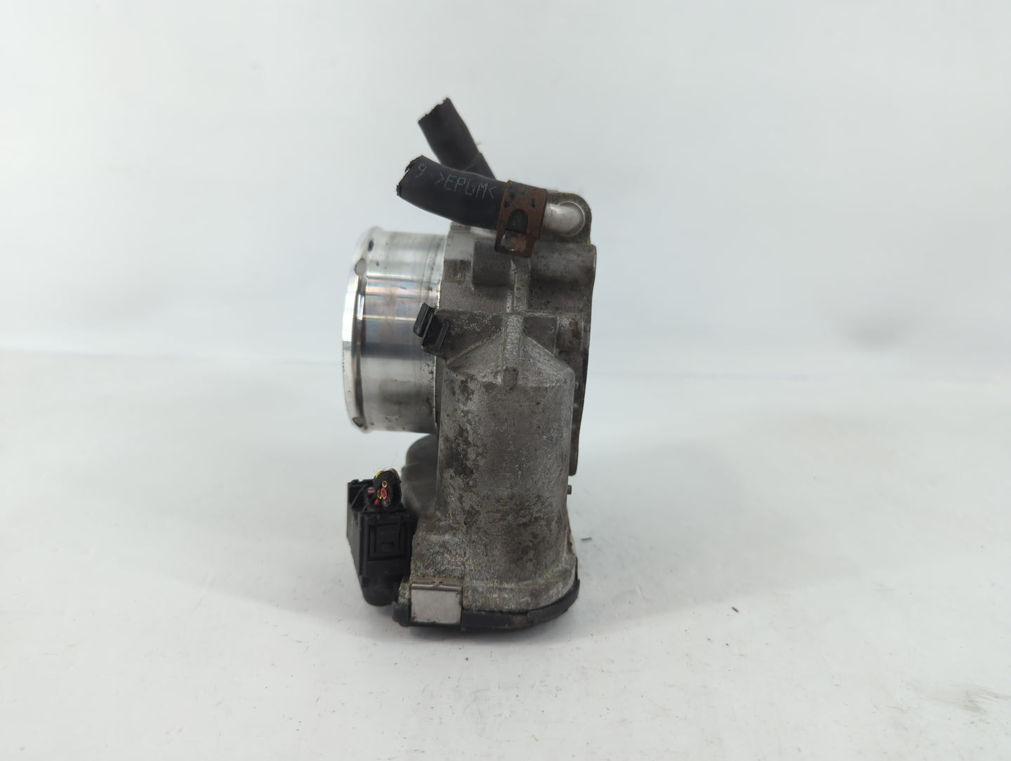 2012-2015 Kia Sorento Throttle Body P/N:35100-2G700 Fits Fits 2011 2012 2013 2014 2015 2016 OEM Used Auto Parts - Oemusedaut