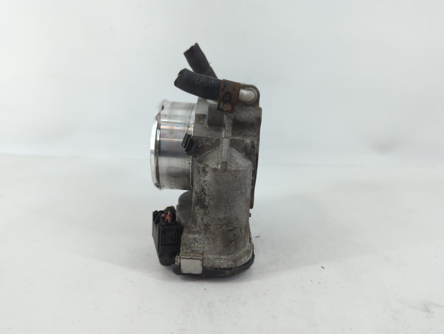 2012-2015 Kia Sorento Throttle Body P/N:35100-2G700 Fits Fits 2011 2012 2013 2014 2015 2016 OEM Used Auto Parts - Oemusedaut