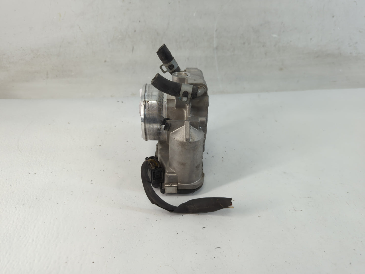 2011-2013 Kia Sorento Throttle Body P/N:35100-2G700 Fits Fits 2010 2011 2012 2013 2014 OEM Used Auto Parts - Oemusedautopart