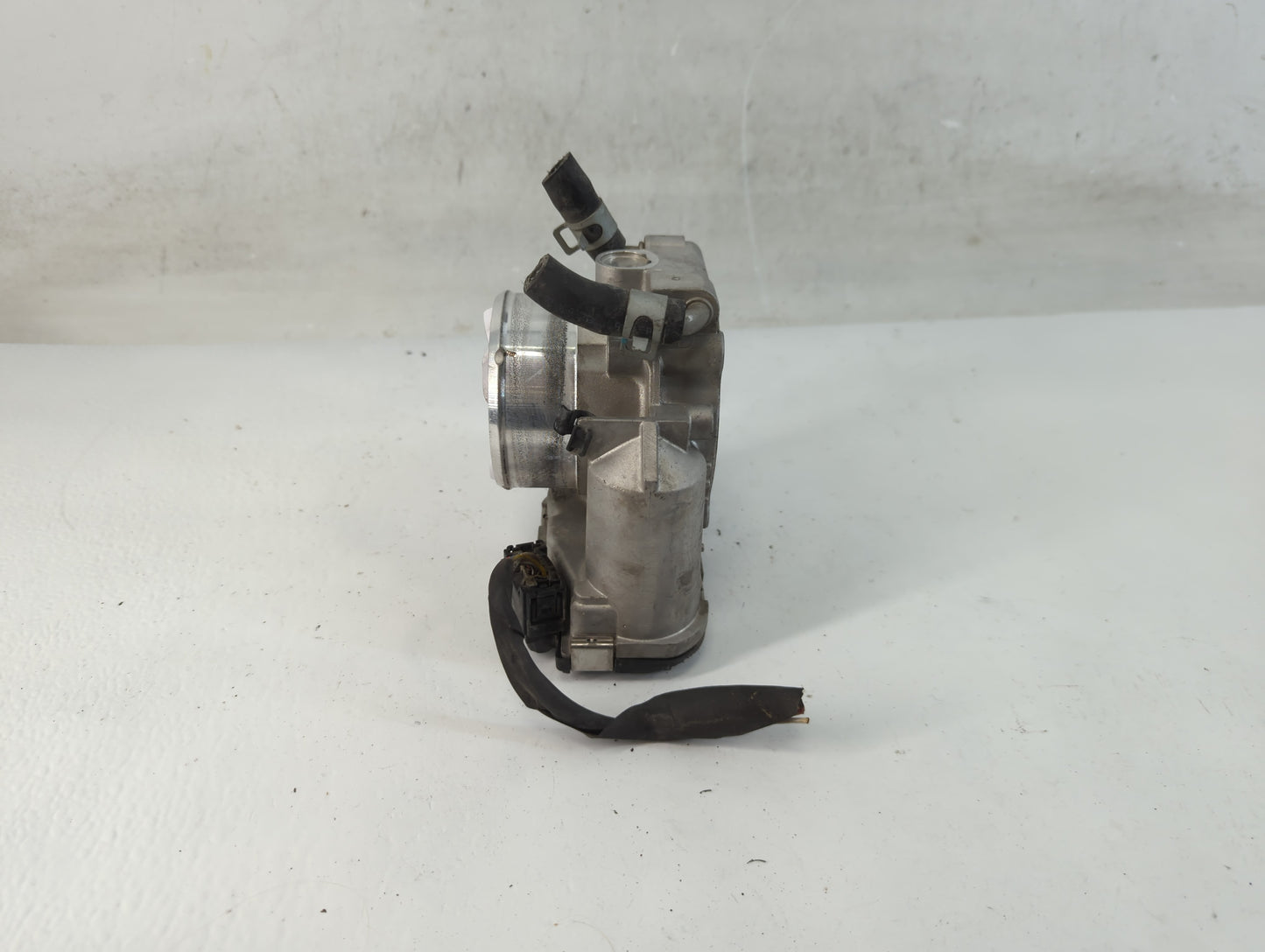 2011-2013 Kia Sorento Throttle Body P/N:35100-2G700 Fits Fits 2010 2011 2012 2013 2014 OEM Used Auto Parts - Oemusedautopart