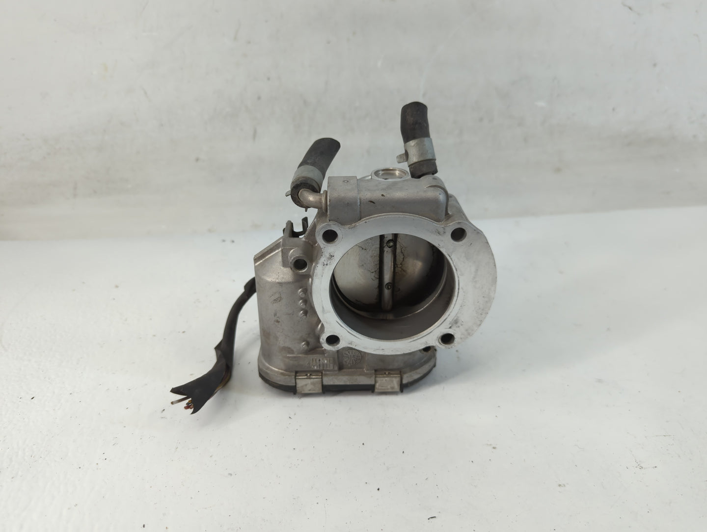 2011-2013 Kia Sorento Throttle Body P/N:35100-2G700 Fits Fits 2010 2011 2012 2013 2014 OEM Used Auto Parts - Oemusedautopart