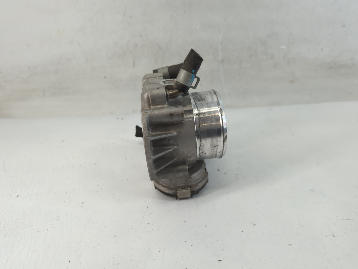 2011-2013 Kia Sorento Throttle Body P/N:35100-2G700 Fits Fits 2010 2011 2012 2013 2014 OEM Used Auto Parts - Oemusedautopart