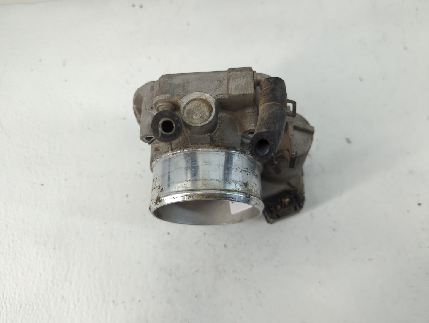 2012-2015 Kia Sorento Throttle Body P/N:35100-2G700 Fits Fits 2011 2012 2013 2014 2015 2016 OEM Used Auto Parts - Oemusedaut