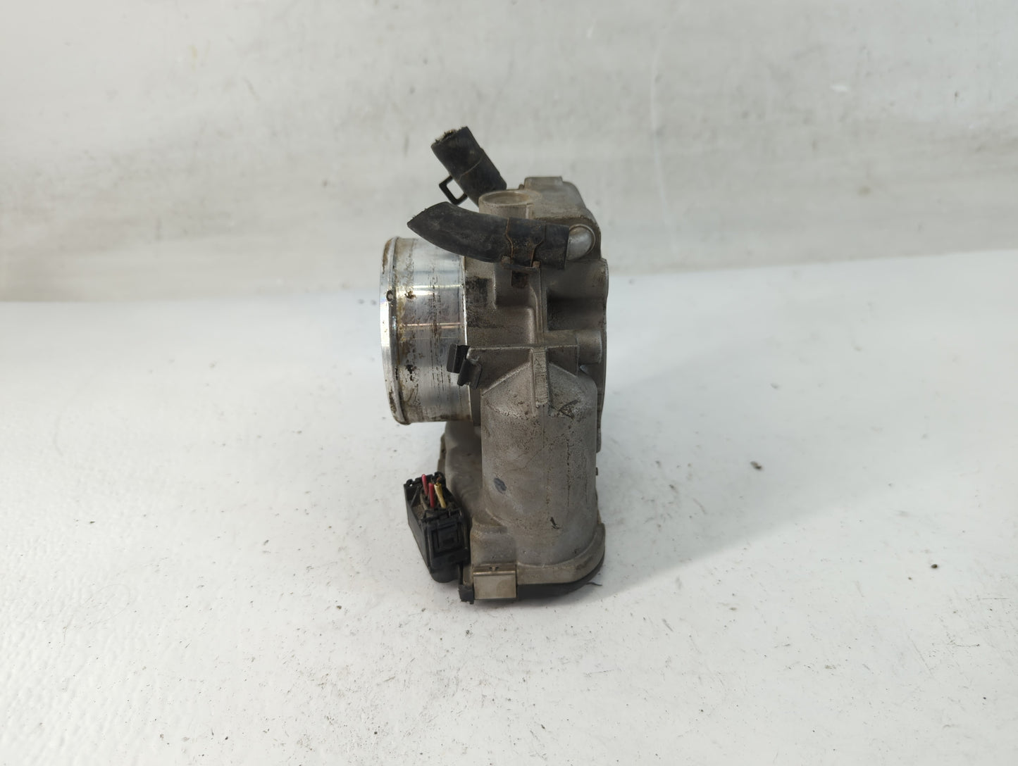 2012-2015 Kia Sorento Throttle Body P/N:35100-2G700 Fits Fits 2011 2012 2013 2014 2015 2016 OEM Used Auto Parts - Oemusedaut