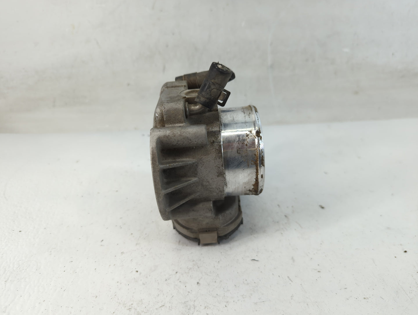 2012-2015 Kia Sorento Throttle Body P/N:35100-2G700 Fits Fits 2011 2012 2013 2014 2015 2016 OEM Used Auto Parts - Oemusedaut