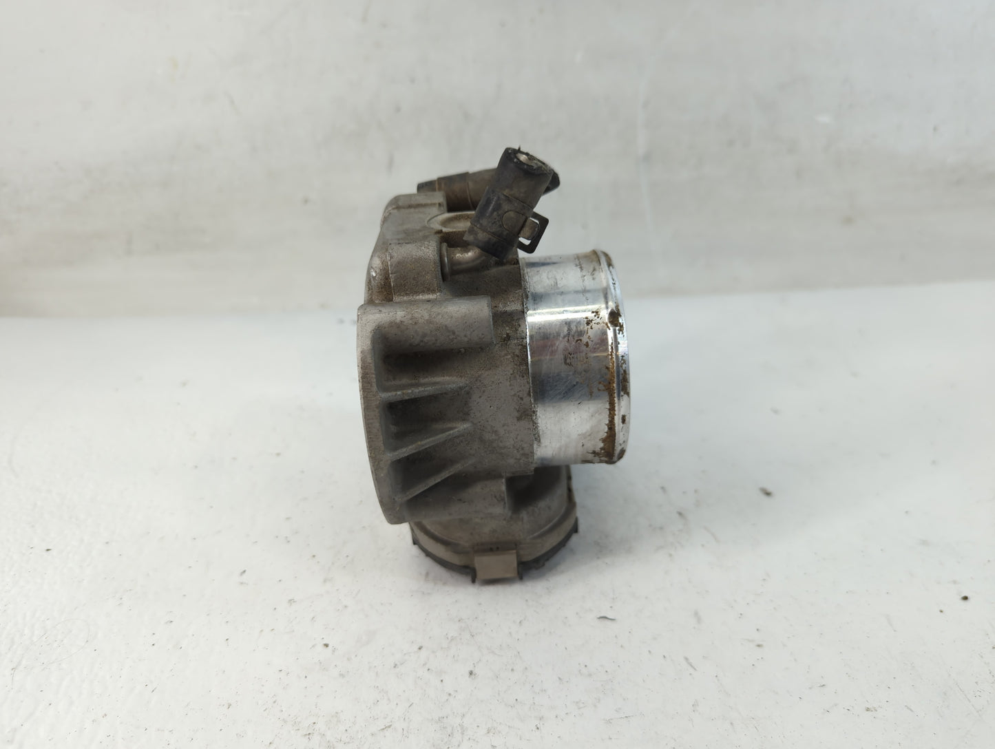2012-2015 Kia Sorento Throttle Body P/N:35100-2G700 Fits Fits 2011 2012 2013 2014 2015 2016 OEM Used Auto Parts - Oemusedaut