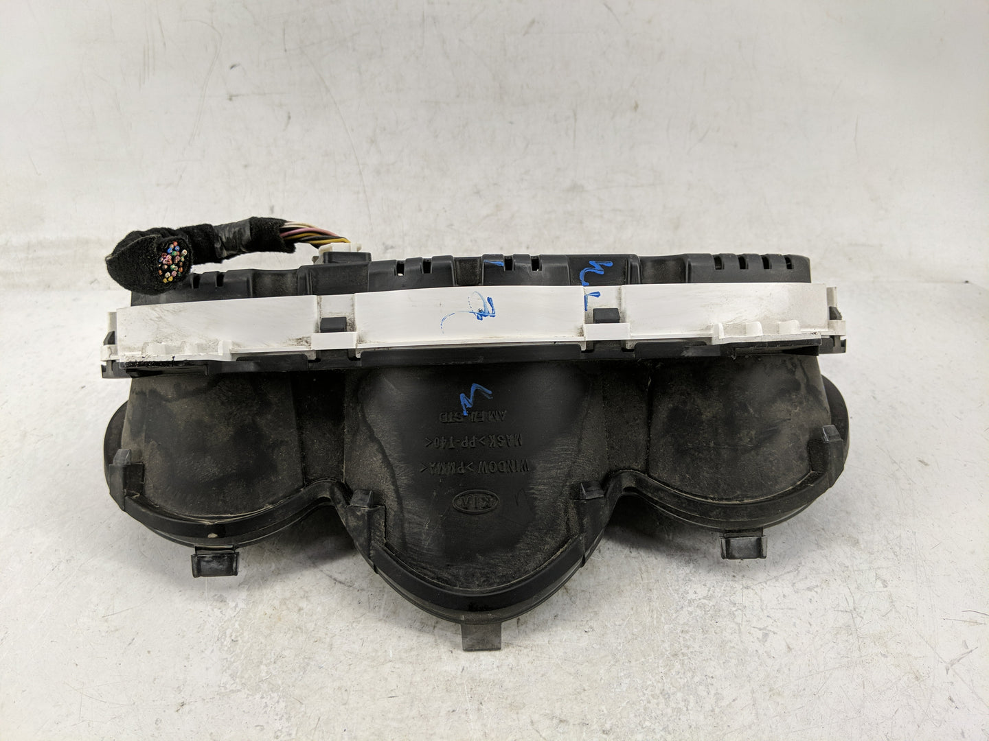 2012-2013 Kia Soul Instrument Cluster Speedometer Gauges P/N:94009-2K380 Fits Fits 2012 2013 OEM Used Auto Parts - Oemusedau