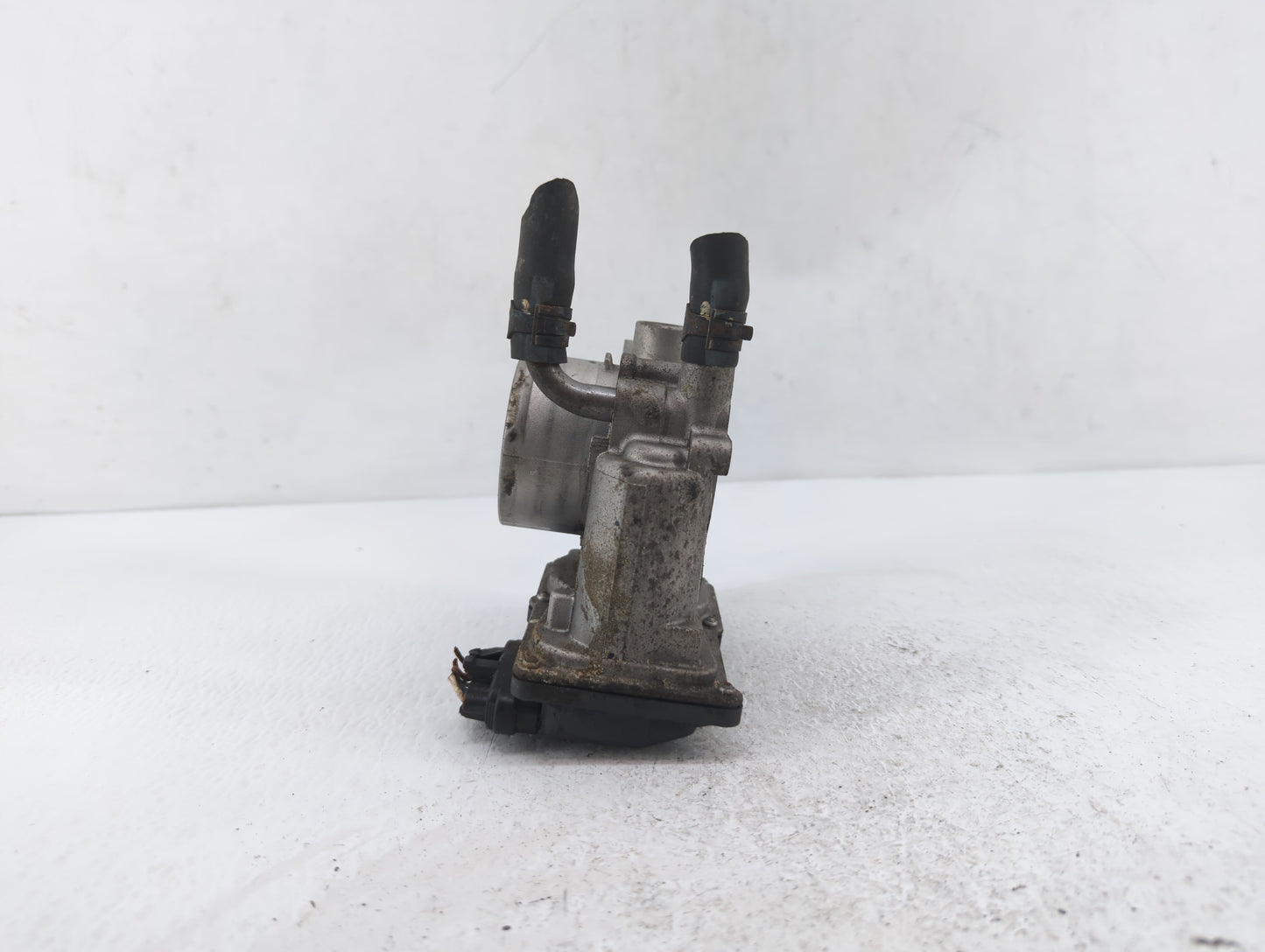 2012-2019 Kia Soul Throttle Body P/N:35100-2B300 Fits Fits 2012 2013 2014 2015 2016 2017 2018 2019 OEM Used Auto Parts - Oem