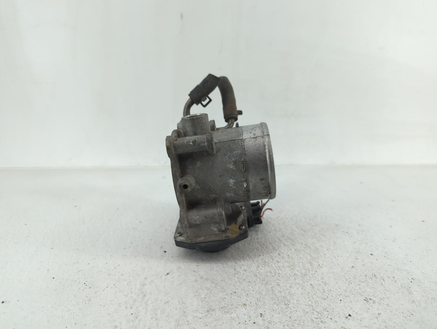 2012-2013 Kia Soul Throttle Body P/N:35100-2E400 35100-2E000 Fits Fits 2012 2013 2014 2015 2016 2018 2019 2020 2021 OEM Used