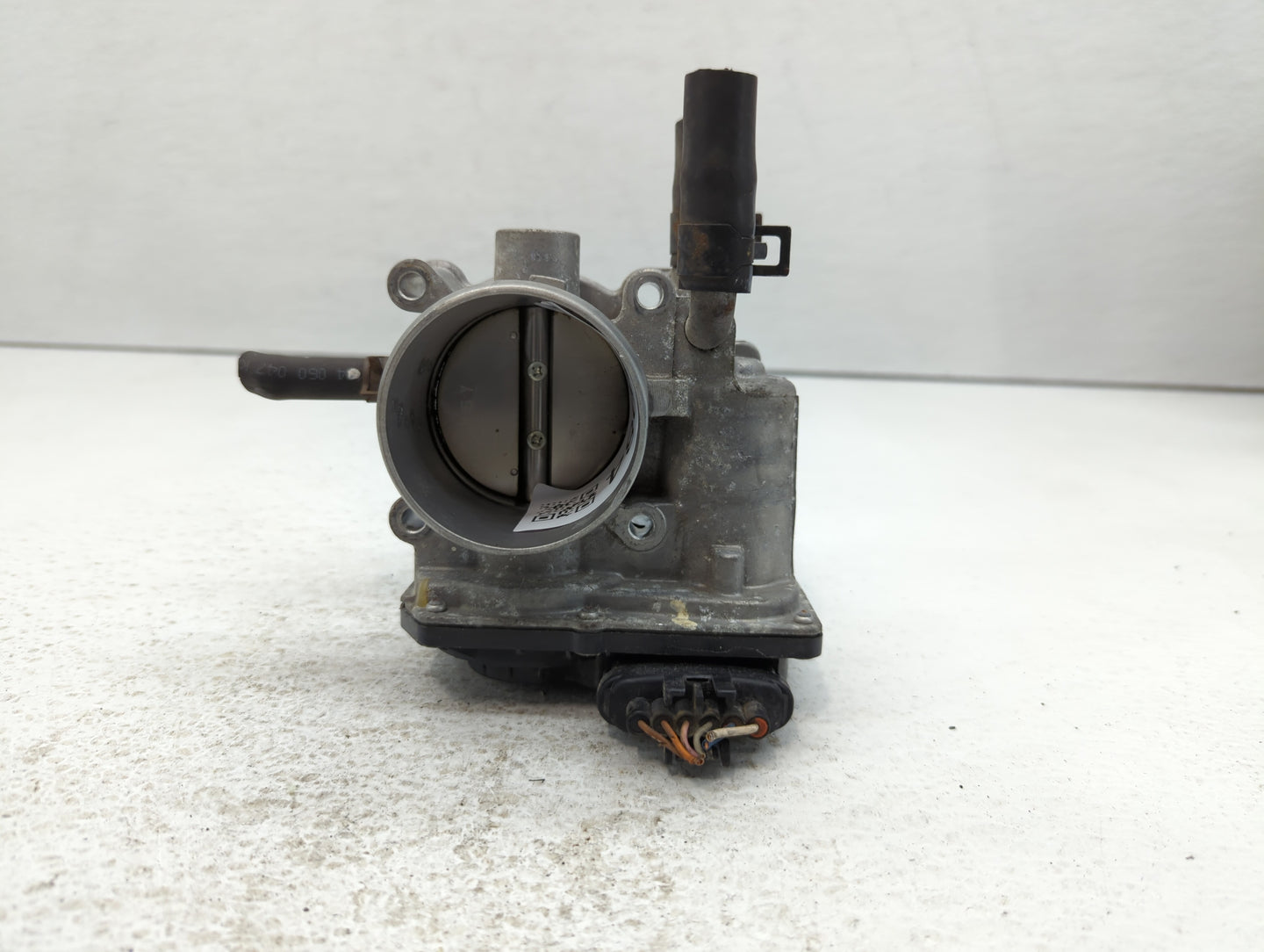 2012-2019 Kia Soul Throttle Body P/N:35100-2B300 Fits Fits 2012 2013 2014 2015 2016 2017 2018 2019 OEM Used Auto Parts - Oem