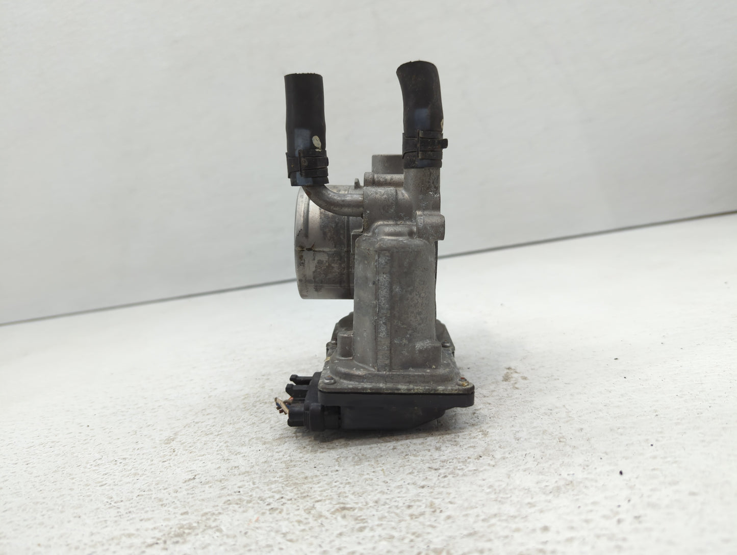 2012-2019 Kia Soul Throttle Body P/N:35100-2B300 Fits Fits 2012 2013 2014 2015 2016 2017 2018 2019 OEM Used Auto Parts - Oem