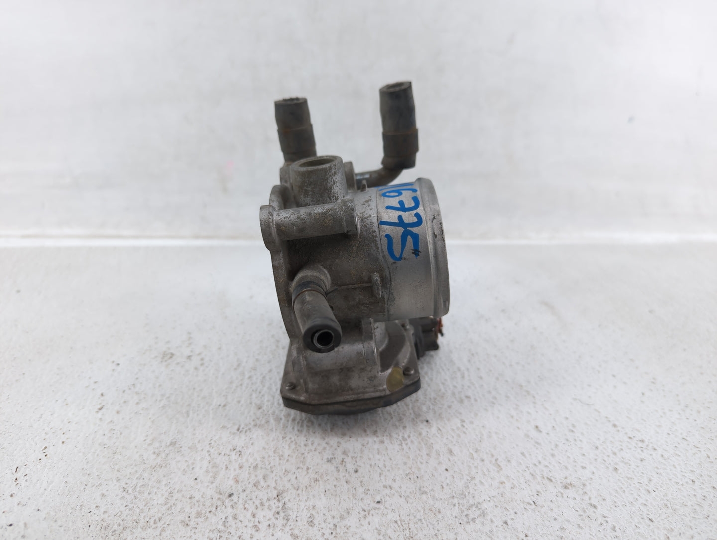 2012-2019 Kia Soul Throttle Body P/N:35100-2B300 Fits Fits 2012 2013 2014 2015 2016 2017 2018 2019 OEM Used Auto Parts - Oem
