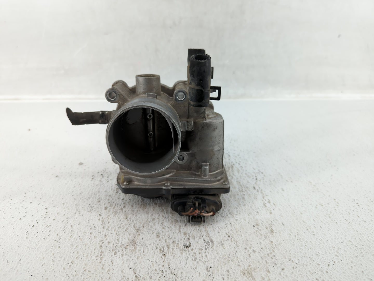 2012-2019 Kia Soul Throttle Body P/N:35100-2E000 35100-2B300 Fits Fits 2012 2013 2014 2015 2016 2017 2018 2019 OEM Used Auto