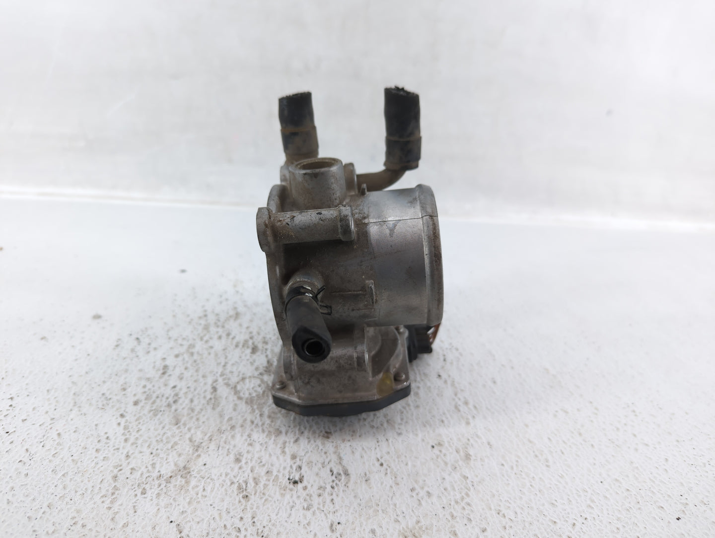 2012-2019 Kia Soul Throttle Body P/N:35100-2E000 35100-2B300 Fits Fits 2012 2013 2014 2015 2016 2017 2018 2019 OEM Used Auto
