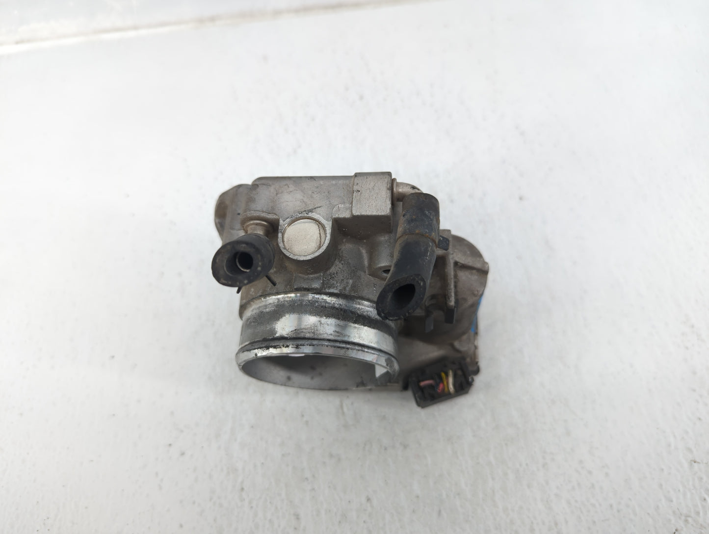 2011-2013 Kia Sportage Throttle Body P/N:35100-25400 Fits Fits 2006 2007 2008 2009 2010 2011 2012 2013 OEM Used Auto Parts -