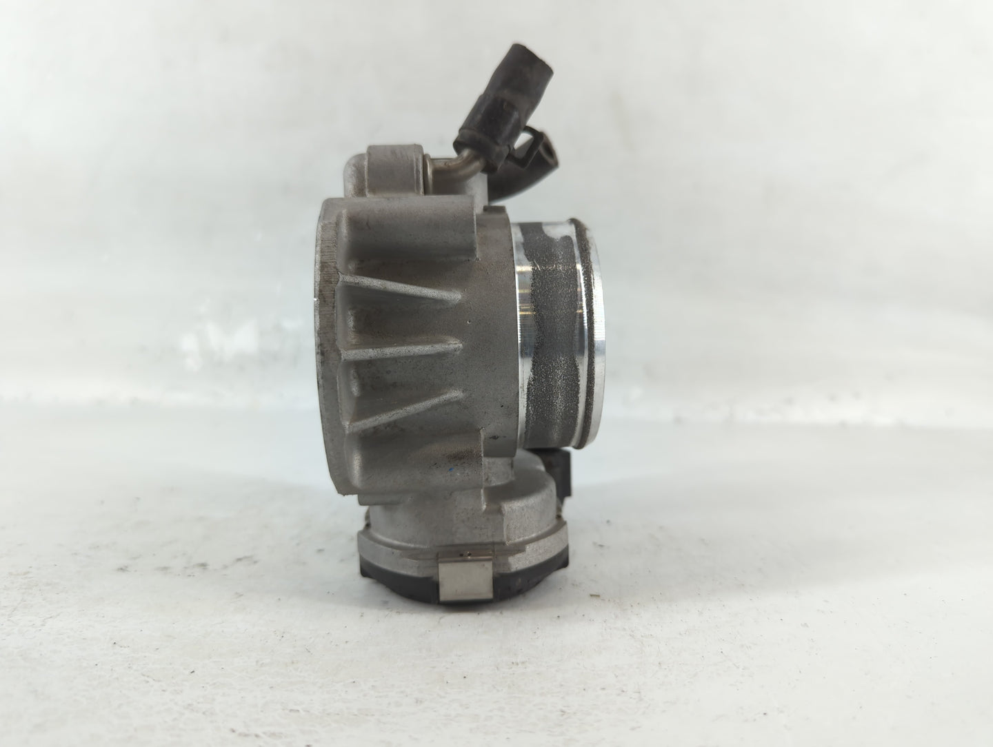 2011-2013 Kia Sportage Throttle Body P/N:35100-25400 Fits Fits 2006 2007 2008 2009 2010 2011 2012 2013 OEM Used Auto Parts -