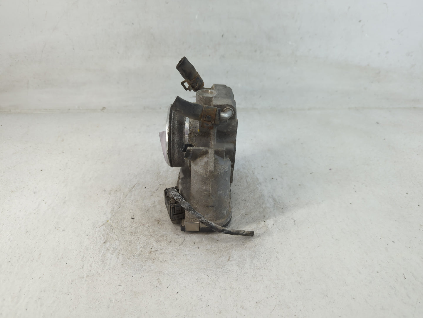 2011-2013 Kia Sportage Throttle Body P/N:35100-25400 Fits Fits 2006 2007 2008 2009 2010 2011 2012 2013 OEM Used Auto Parts -