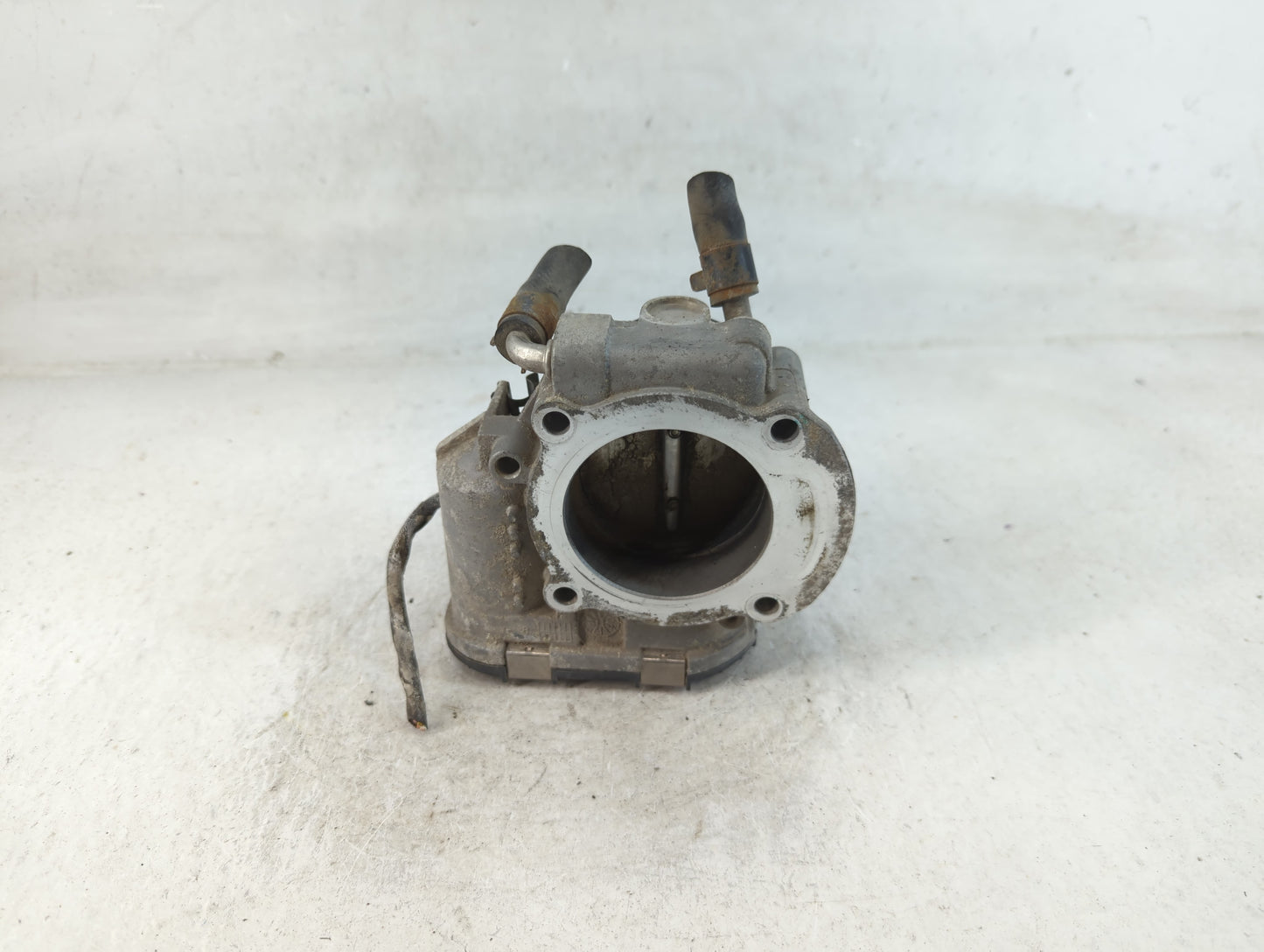 2011-2013 Kia Sportage Throttle Body P/N:35100-25400 Fits Fits 2006 2007 2008 2009 2010 2011 2012 2013 OEM Used Auto Parts -