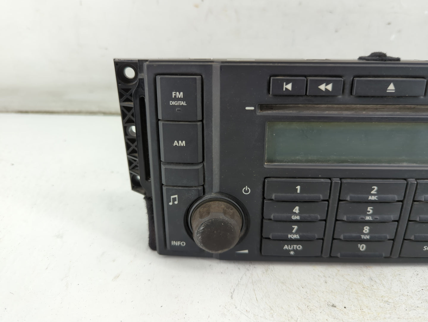2011-2012 Land Rover Lr2 Radio AM FM Cd Player Receiver Replacement P/N:6H52-18845-AC Fits Fits 2011 2012 OEM Used Auto Part