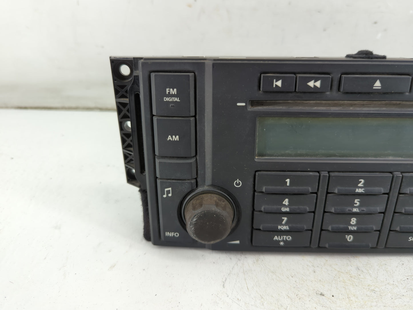 2011-2012 Land Rover Lr2 Radio AM FM Cd Player Receiver Replacement P/N:6H52-18845-AC Fits Fits 2011 2012 OEM Used Auto Part