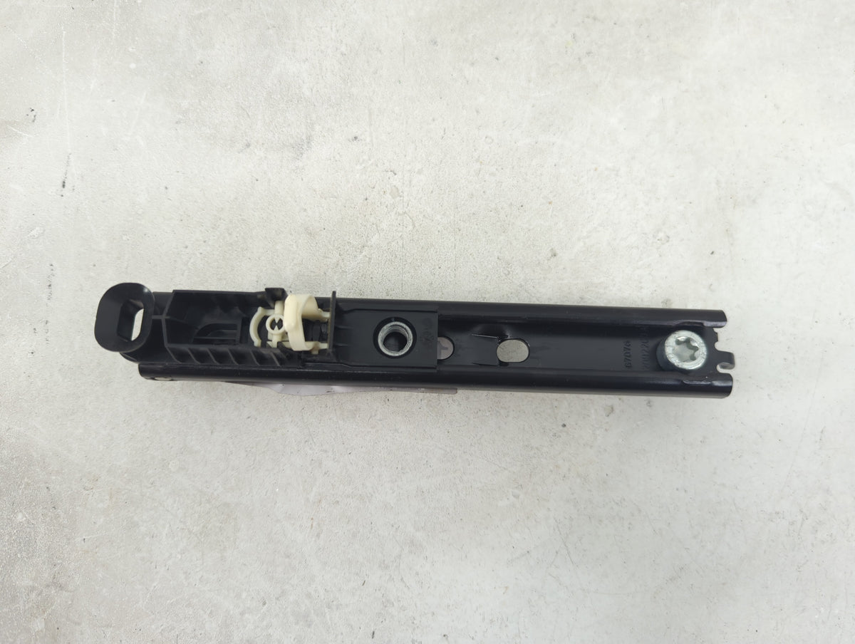 2010-2012 Land Rover Range Rover Drvier Front Seatbelt Retractor - Oemusedautoparts1.com