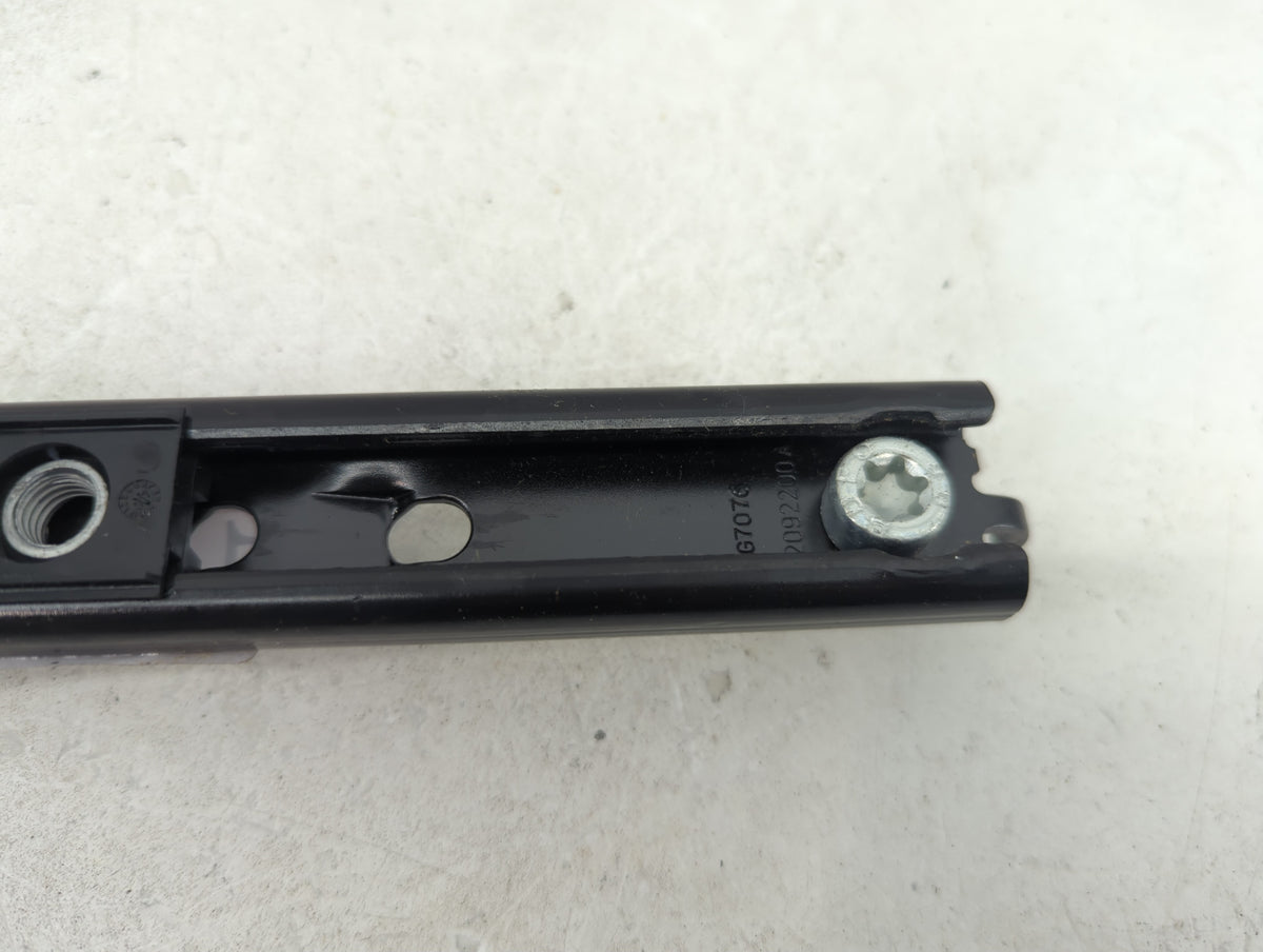 2010-2012 Land Rover Range Rover Drvier Front Seatbelt Retractor - Oemusedautoparts1.com