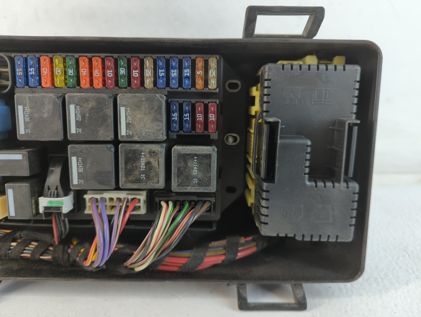 2010-2012 Land Rover Range Rover Fusebox Fuse Box Panel Relay Module P/N:BH42-00082-AA Fits Fits 2010 2011 2012 OEM Used Aut