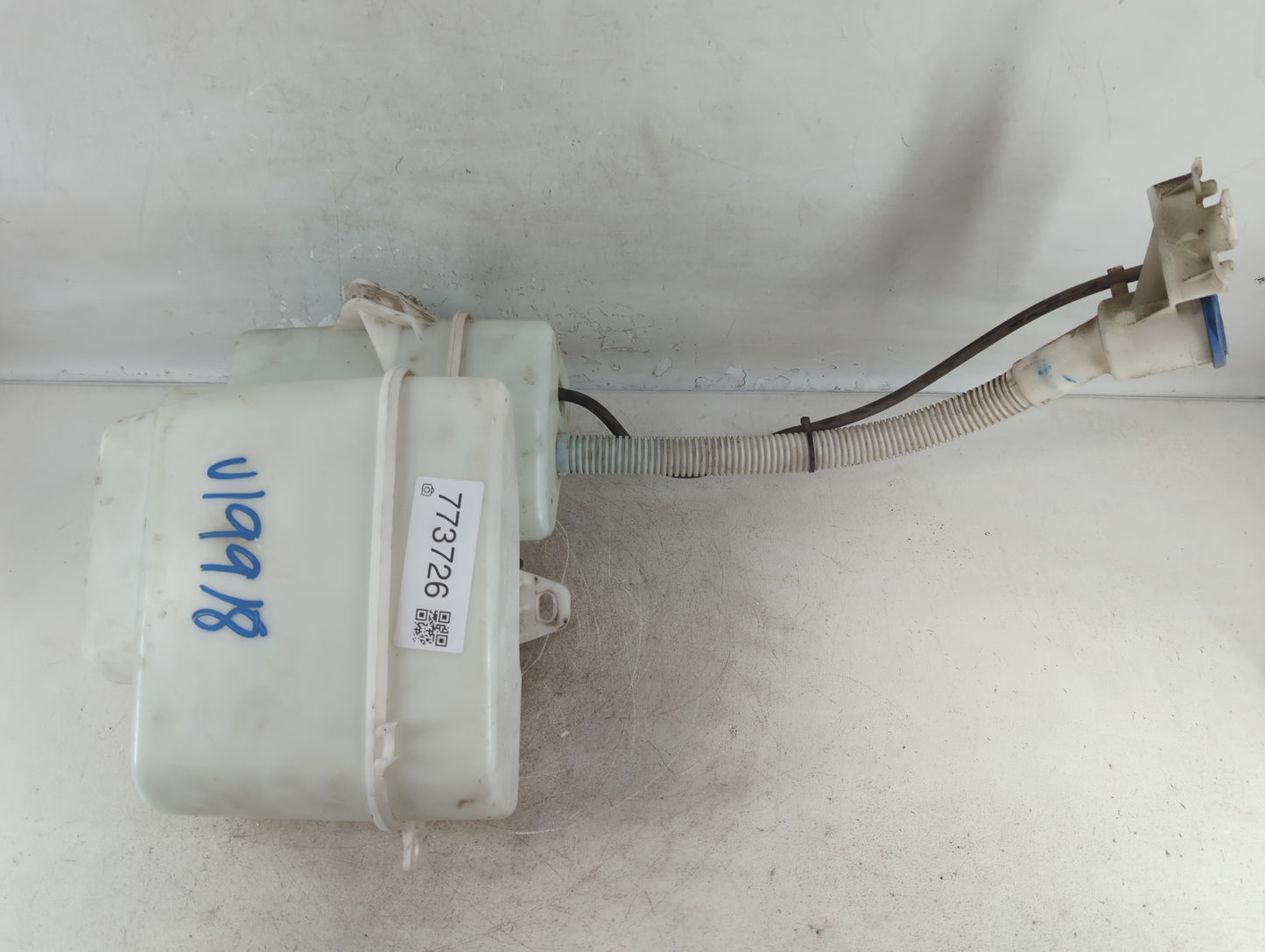 2010 Land Rover Range Rover Windshield Washer Fluid Reservoir Bottle Oem - Oemusedautoparts1.com