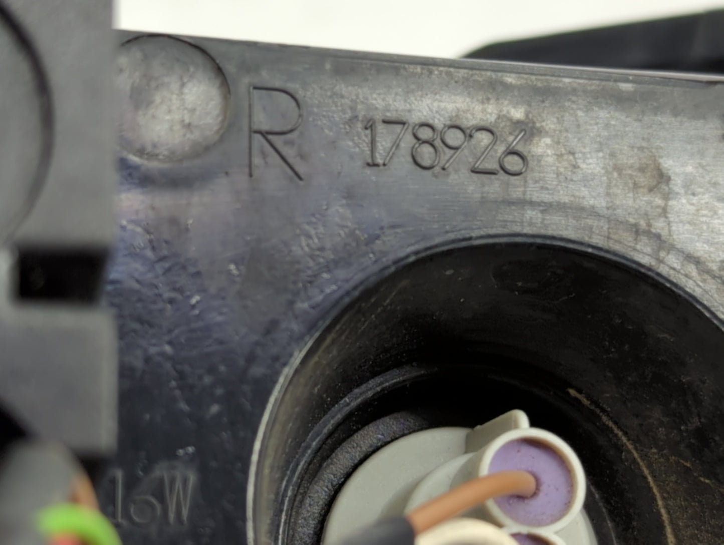 2012-2019 Land Rover Range Rover Evoque Tail Light Assembly Passenger Right OEM P/N:178926 Fits OEM Used Auto Parts - Oemuse