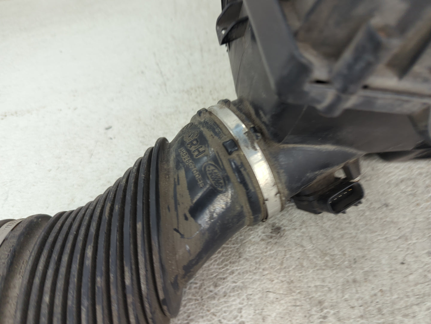 2010-2013 Land Rover Range Rover Sport Air Cleaner Intake-duct Hose Tube - Oemusedautoparts1.com