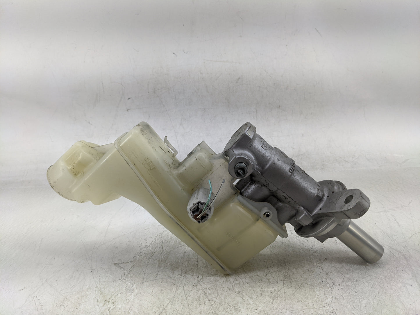 2007-2012 Lexus Es350 Brake Master Cylinder 1376805 - Oemusedautoparts1.com